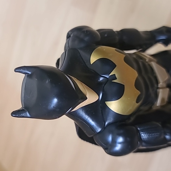 Batman Action Figure 2016 With Cloth Cape 12"  DC Comics DWM50 - Picture 3 of 5